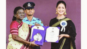 द्रौपदी मुर्मू से यामी गौतम पुरस्कार लेते हुए